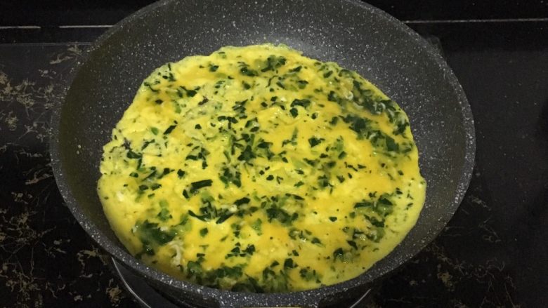 宝宝辅食之银鱼菠菜玉子烧,.热锅刷油,开小火,倒入一半的蛋液,左右晃动煎锅,可以使蛋液铺的更平整。
先把蛋液铺好再开火,避免手忙脚乱把蛋液煎糊咯。另外,尽量在下层蛋液刚刚凝固、上层还是液体的时候把蛋皮卷起,这样成品的内部才会更加紧实,出来的口感也会更好。