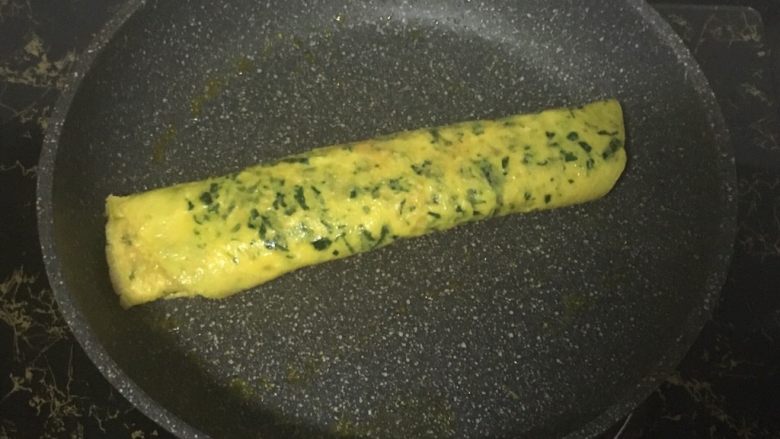 宝宝辅食之银鱼菠菜玉子烧,蛋液表面凝固后再次卷起,小火煎至熟透