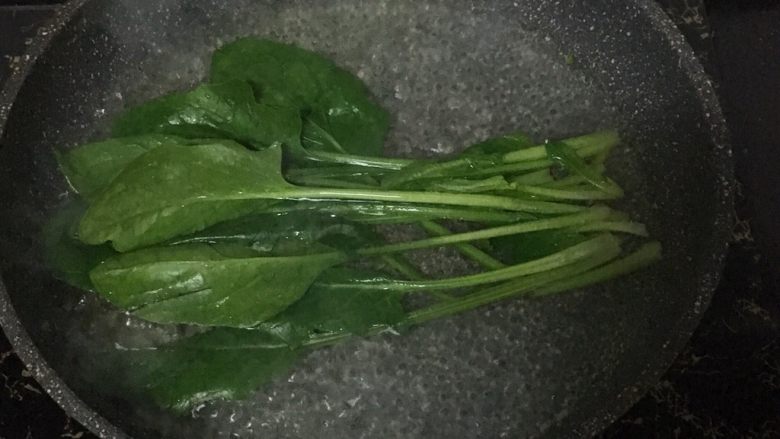 宝宝辅食之银鱼菠菜玉子烧,菠菜清洗干净,放到开水里焯一下,捞出沥干水分。