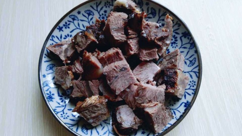 番茄牛肉汤,将提前用做的<a style='color:red;display:inline-block;' href='/shicai/ 8826'>熟牛肉</a>,切块。(我是提前用高压锅做熟的牛肉)