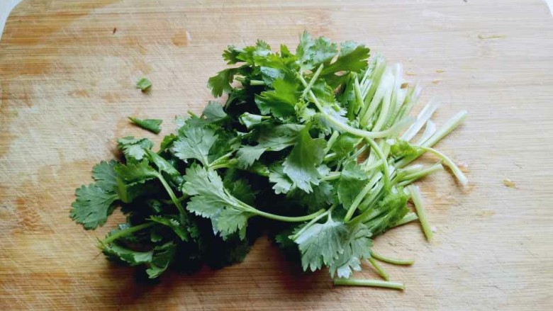 番茄牛肉汤,<a style='color:red;display:inline-block;' href='/shicai/ 131'>香菜</a>去根,洗干净,切段。