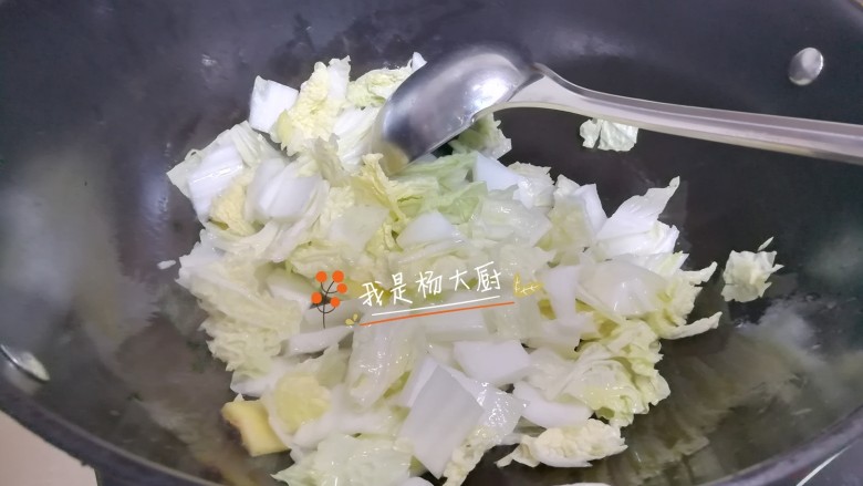 羊头白菜粉丝汤,下入白菜翻炒