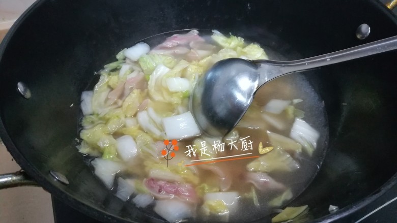 羊头白菜粉丝汤,倒入一勺<a style='color:red;display:inline-block;' href='/shicai/ 788'>生抽</a>,翻炒均匀,加入适量开水