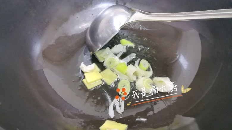 羊头白菜粉丝汤,锅内放少许油,下葱姜炒香