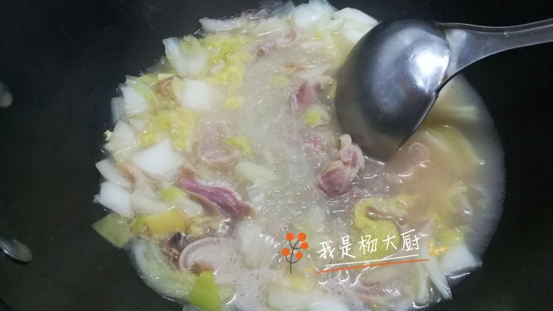羊头白菜粉丝汤,粉丝煮软即可。出锅前撒适量食盐,喜欢辣味的还可以撒一些白胡椒粉
