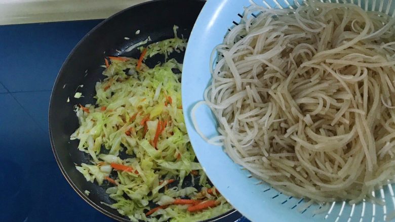 圆菜捞粉丝,倒进粉丝翻炒,可以炒得时间久一些