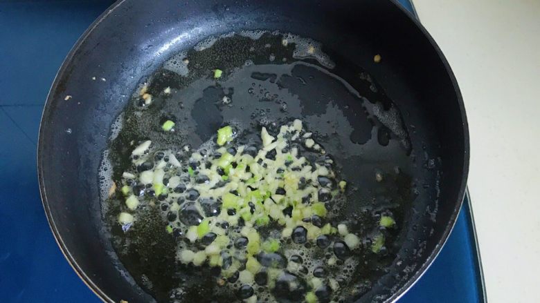 圆菜捞粉丝,不用再加油了,把葱白和蒜末放进锅里煸炒