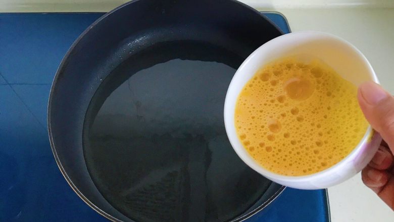 圆菜捞粉丝,蛋液倒进锅里