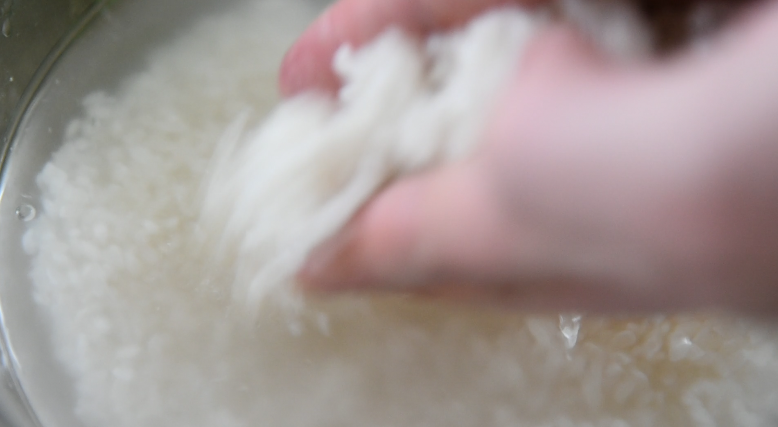 私房秘籍,如何熬出一锅美味的皮蛋瘦肉粥,大米用清水洗净