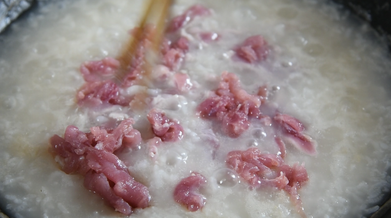 私房秘籍,如何熬出一锅美味的皮蛋瘦肉粥,等粥软糯后,将肉丝一条一条放入粥中