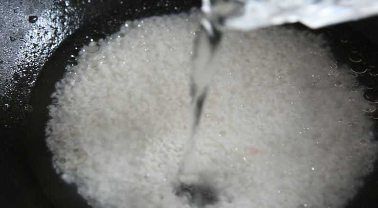 私房秘籍,如何熬出一锅美味的皮蛋瘦肉粥,浸泡好的大米,倒入锅中,再倒入适量清水