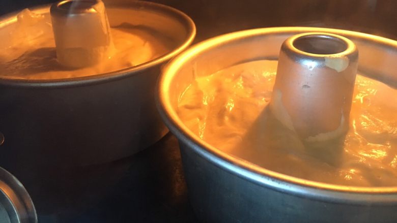 奶酪戚风蛋糕,烤箱预热170度,35分钟左右