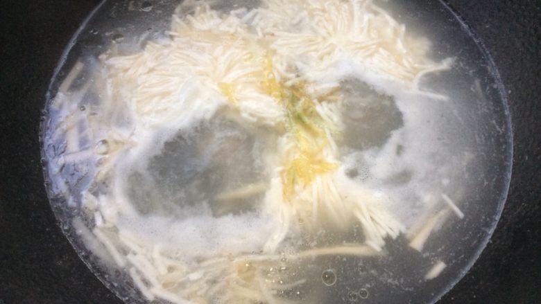菊花豆腐汤,放入姜丝,