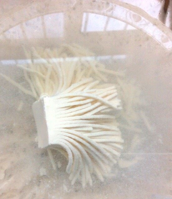 菊花豆腐汤,备碗装水,把豆腐推入水中,用手指轻轻抖散