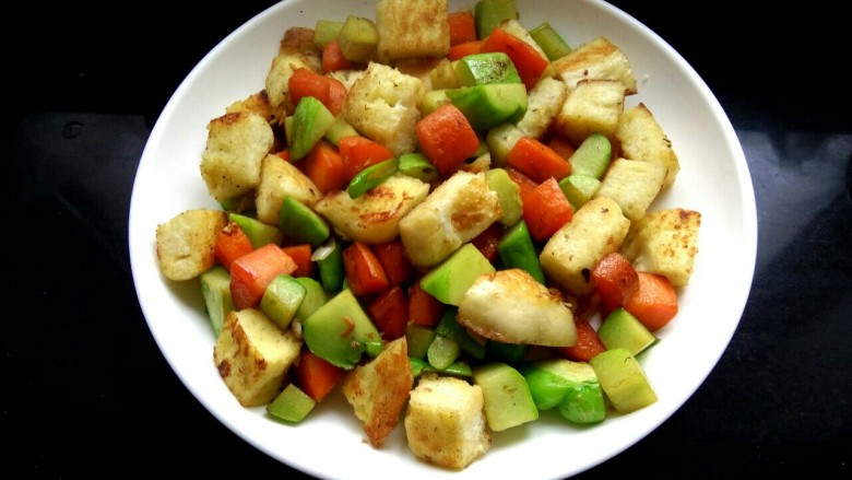 五彩馒头丁,成品,色泽鲜艳,既有饭又有菜