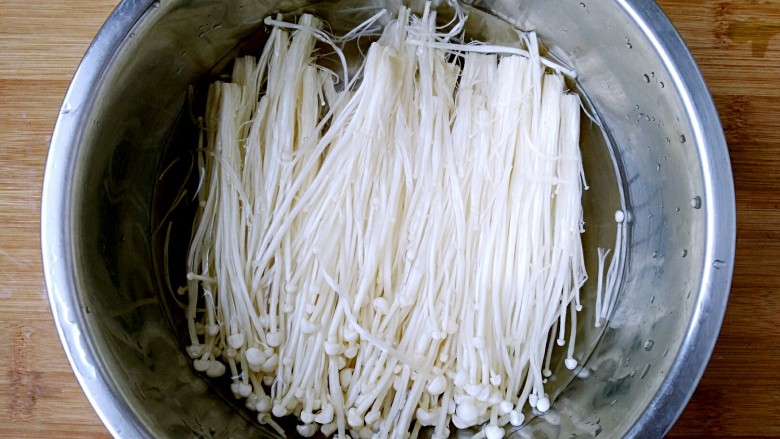 蒜蓉金蟹蒸粉丝,<a style='color:red;display:inline-block;' href='/shicai/ 234'>金针菇</a>去除根部,用清水洗净备用。