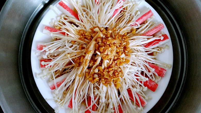 蒜蓉金蟹蒸粉丝,放入蒸锅,上气后蒸大约8分钟。