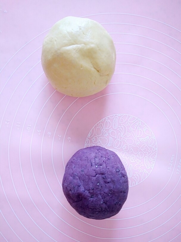 中式点心+月饼“蒸”的好吃!,紫薯同样的揉成面团。