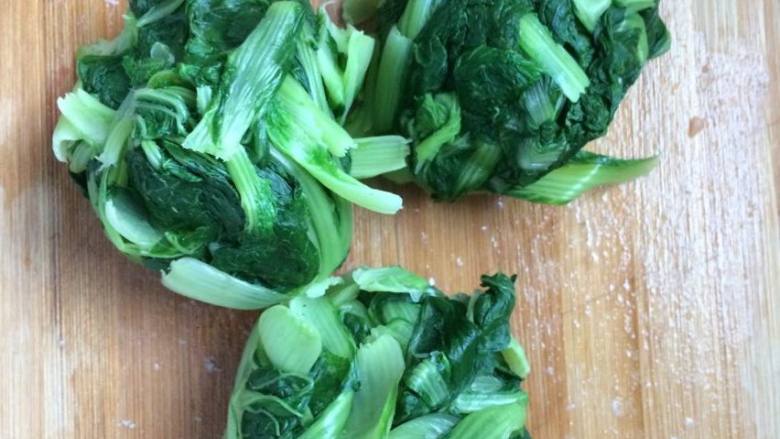 小白菜肉包,将过凉水的小白菜,捞出,攥干水份
