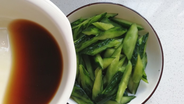 响油脆黄瓜,再倒入味汁翻拌均匀;