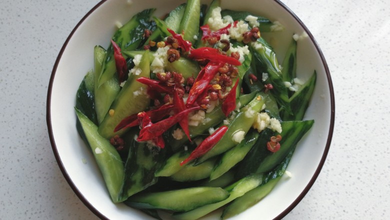 响油脆黄瓜,将蒜末,花椒,干红辣椒段放在黄瓜上,再淋上适量<a style='color:red;display:inline-block;' href='/shicai/ 847'>香油</a>;