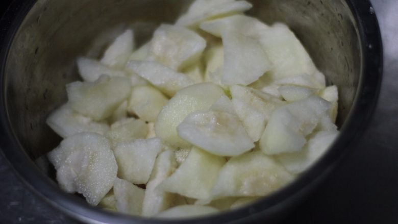 秋季滋补单品,秋梨膏,梨去皮,去籽切小块