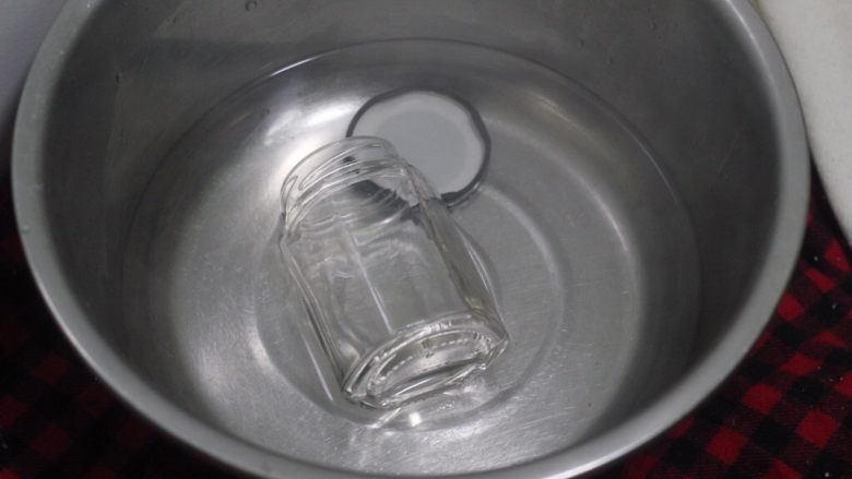 秋季滋补单品,秋梨膏,放秋梨膏的玻璃瓶提前用开水烫一下消毒。