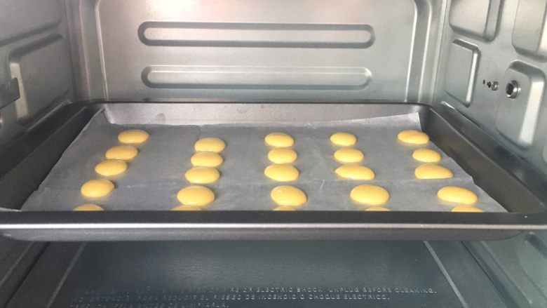 蛋黄小溶豆,烤箱提前上下火预热100度,中层烤25分钟。