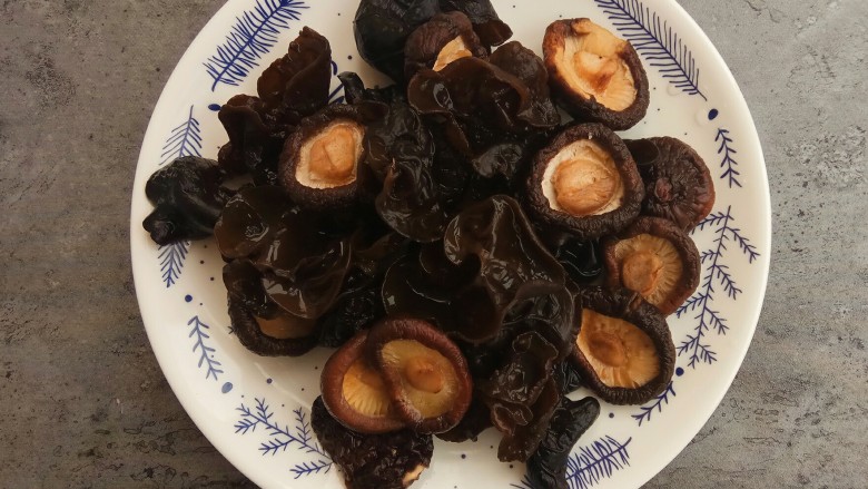 超美味的黄焖鸡,香菇和木耳提前泡发,黄焖鸡还是<a style='color:red;display:inline-block;' href='/shicai/ 241'>干香菇</a>比较好吃