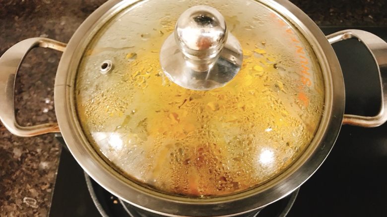 黄金南瓜派和南瓜汤,南瓜切出来取肉,我称了一下大概是400g,又倒了200g水,煮软烂。水只是防止糊底的,锅里薄薄一层就好,把握不好水的,上锅蒸也可以,就是不择手段把南瓜处理软,才能压泥。