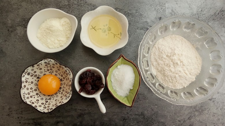 蔓越莓小酥饼,首先准备好食材:没有糖粉可以用白糖代替,普通面粉也可用低筋面粉