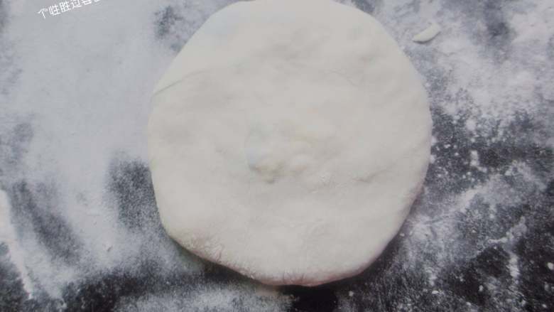 韭菜鸡蛋馅饼,收口捏紧朝下,用手按压成大圆饼