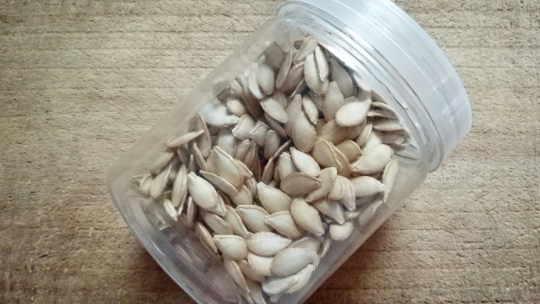 干南瓜丝,晒一个礼拜左右,把南瓜籽装进塑料瓶