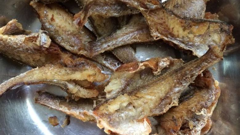 五香酥鱼,将炸好的小黄鱼捞出,沥干油。