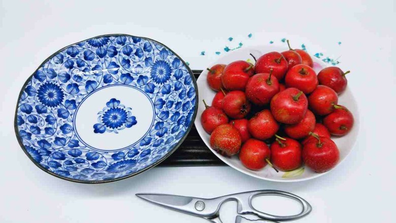 #儿时的记忆#冰糖葫芦,准备一个大口器具,和一把食品剪刀。