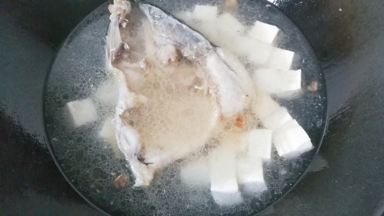 豆腐萝卜鱼头汤,加入适量清水要没过鱼头,再调入适量盐和<a style='color:red;display:inline-block;' href='/shicai/ 718'>料酒</a>,大火烧开;