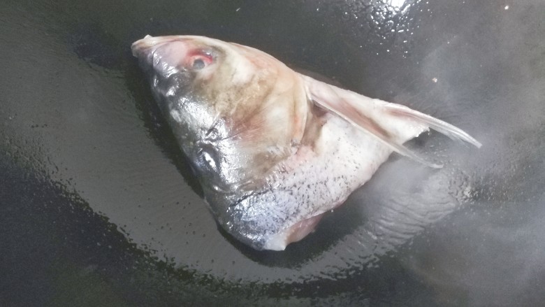 豆腐萝卜鱼头汤,放入鱼头煎一会儿;