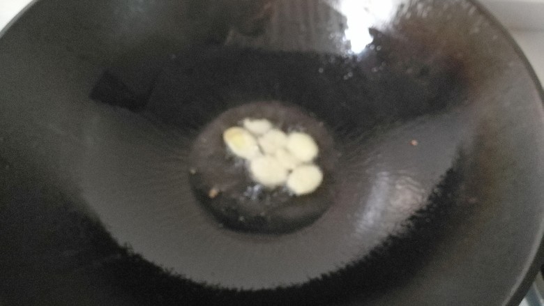 豆腐萝卜鱼头汤,锅中入少许油,放入姜片煸出香味;