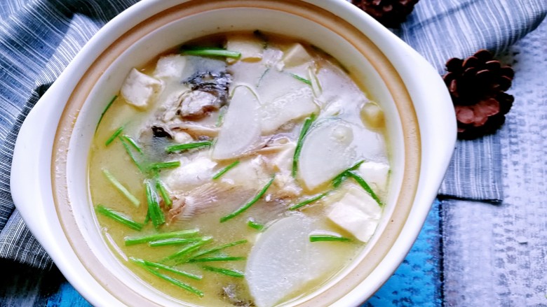 豆腐萝卜鱼头汤,成品!鲜美鱼头汤,开始享用吧!