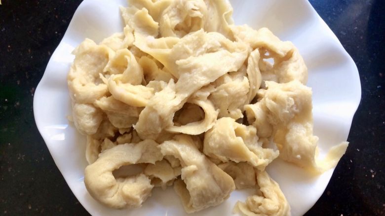 黑酱油+健康素食菜~炒面筋,顺着纹路把面筋撕成条状