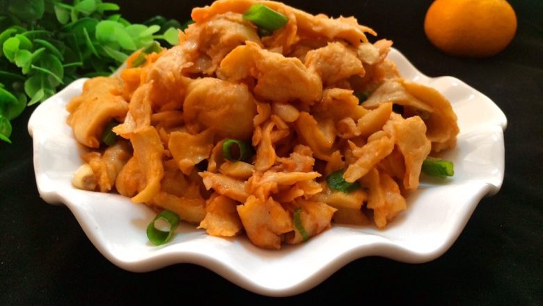 黑酱油+健康素食菜~炒面筋,装盘,特别好吃的一道素食菜,喜欢的可以试试。