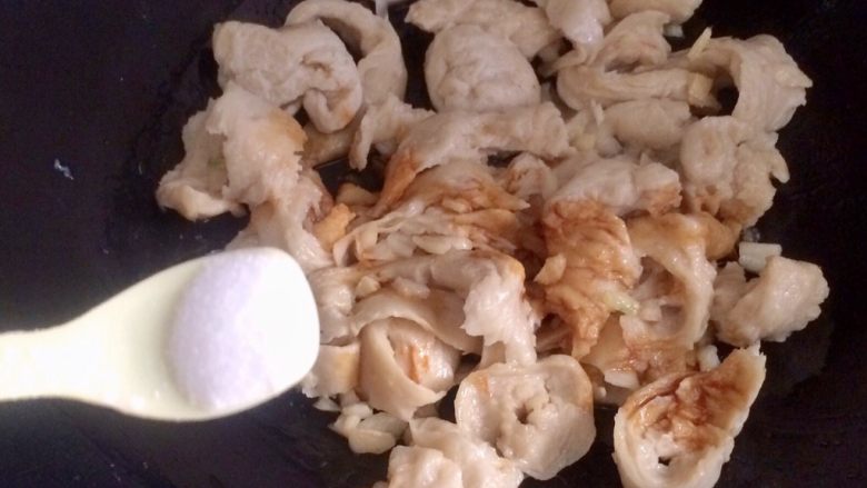 黑酱油+健康素食菜~炒面筋,加小半勺盐