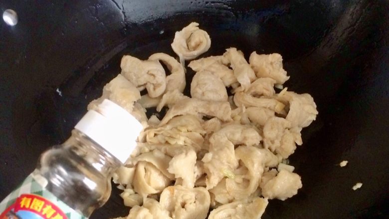 黑酱油+健康素食菜~炒面筋,加适量生抽