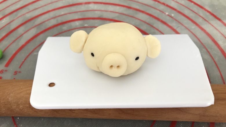 中式点心~自创猪仔包之“猪出没”,一个憨猪仔就完成了,虽然手不巧,但哄娃已足够
