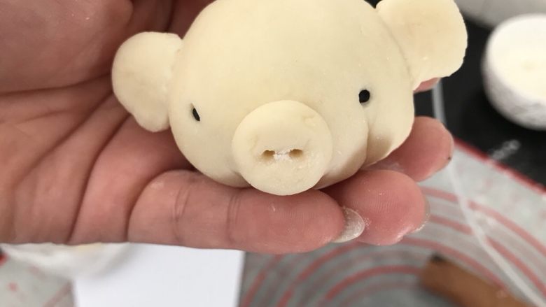 中式点心~自创猪仔包之“猪出没”,再用芝麻粘上做眼睛