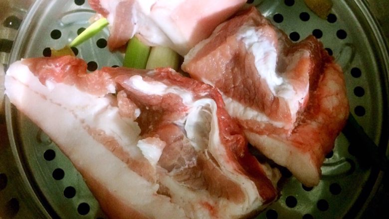 秘制韶氏红烧肉,秘制的关键来了,一般做红烧肉需要水煮,这个不用,是蒸。关键的一步哦