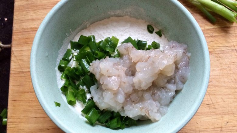 虾仁葱花饼,虾仁,葱花放入面粉里