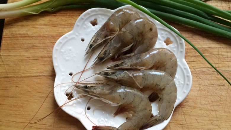 虾仁葱花饼,准备鲜虾5只,葱2根