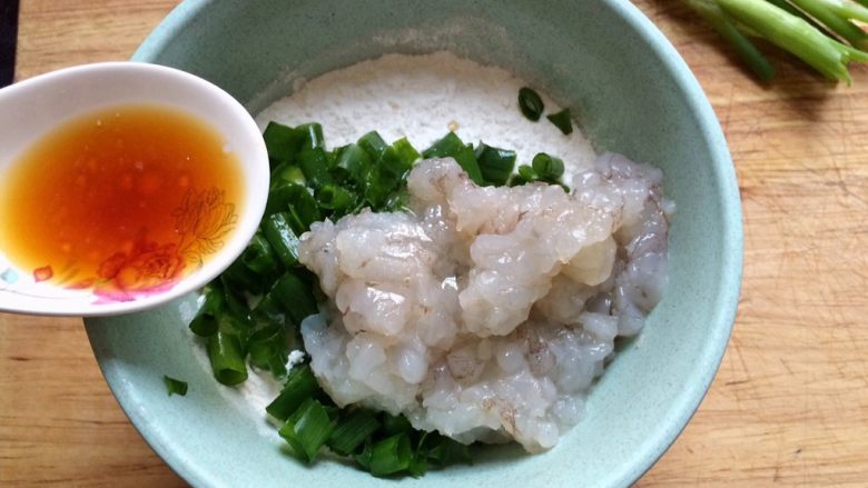 虾仁葱花饼,半勺料酒去腥