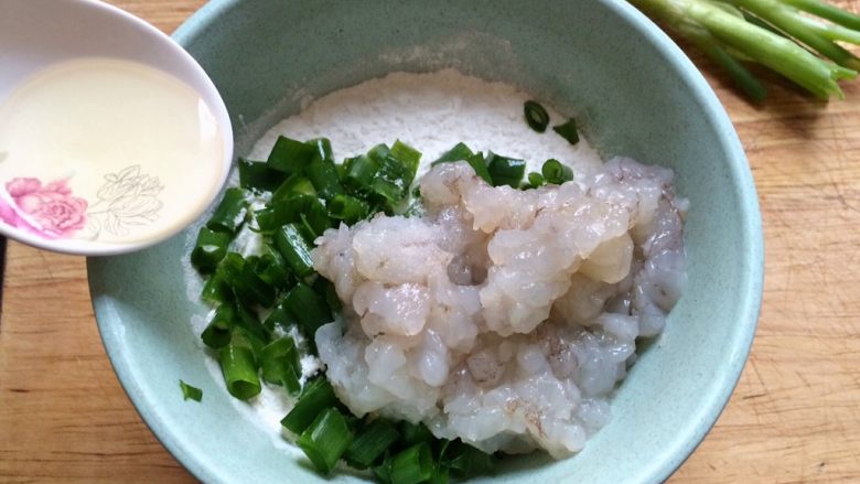 虾仁葱花饼,加小半勺食用油